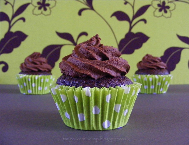 vegan-chocolate-avocado-cupcake