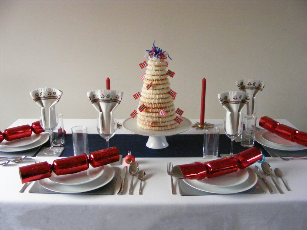 Image of a decorated Christmas table with kransekake as the centrepiece. 