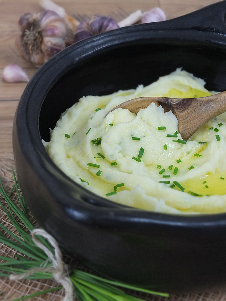 Creamy Roasted Garlic & Chive Mashed Potatoes Elizabeth's Kitchen Diary