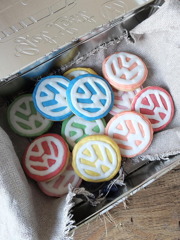 Volkswagen Logo Sugar Cookies - a step by step tutorial