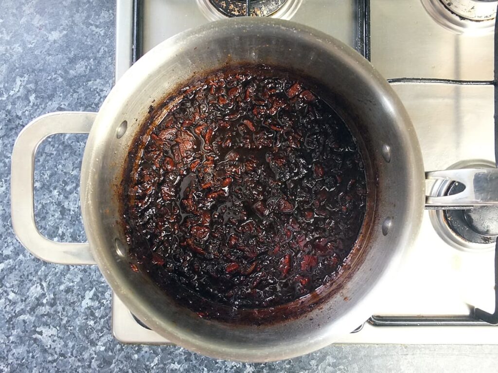 Image of bacon jam in pan.