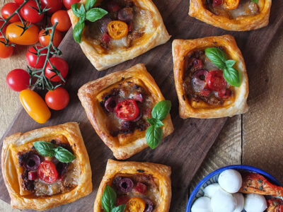 Sun-dried Tomato Pesto & Mozzarella Tarts are a perfect midweek/school day dinner. #pesto #puffpastry