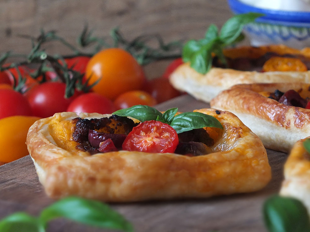 Sun-dried Tomato Pesto & Mozzarella Tarts are a perfect midweek/school day dinner. #pesto #puffpastry