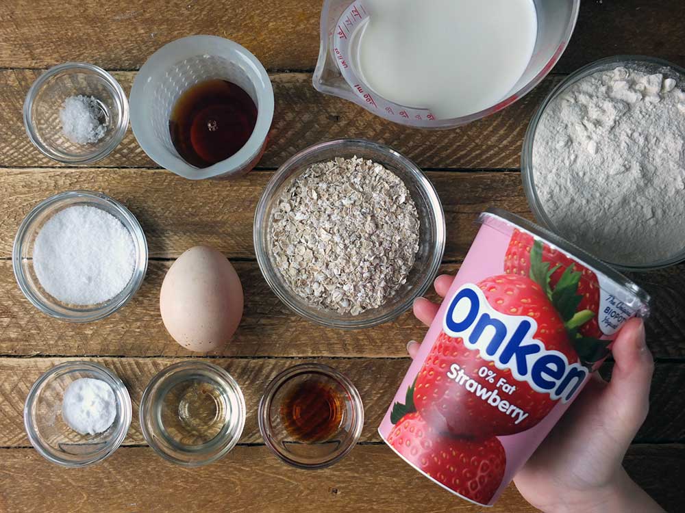Ingredients to make oatmeal pancakes 