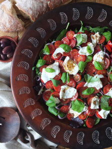 Tomato and Mozzarella Salad #vegetarian #himalayansalt #himalayanpinksalt #salad