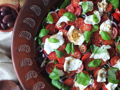 Tomato and Mozzarella Salad #vegetarian #himalayansalt #himalayanpinksalt #salad