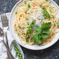 This quick and easy vegetarian spaghetti recipe is ready in just 20 minutes! #vegetarian #pasta #spaghetti