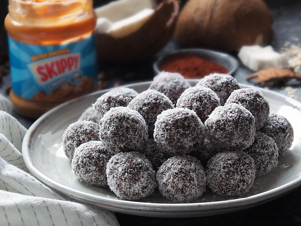 These No-Bake SKIPPY® Peanut Butter & Chocolate Energy Bites take only 10 minutes to make, and they make for a perfect After School Snack. #peanutbutter #SKIPPY #afterschoolsnack 