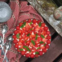 Perfect for summer, this strawberry Prosecco trifle recipe features strawberry jelly, Prosecco-soaked strawberries, homemade Madeira sponge cake, custard and sweetened whipped cream. #prosecco #trifle #strawberryrecipe #elizabethskitchendiary