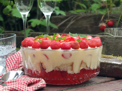 Perfect for summer, this strawberry Prosecco trifle recipe features strawberry jelly, Prosecco-soaked strawberries, homemade Madeira sponge cake, custard and sweetened whipped cream. #prosecco #trifle #strawberryrecipe #elizabethskitchendiary