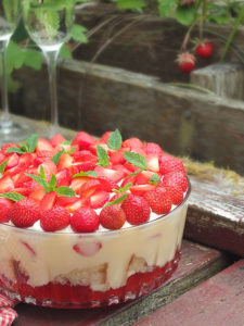 Perfect for summer, this strawberry Prosecco trifle recipe features strawberry jelly, Prosecco-soaked strawberries, homemade Madeira sponge cake, custard and sweetened whipped cream. #prosecco #trifle #strawberryrecipe #elizabethskitchendiary