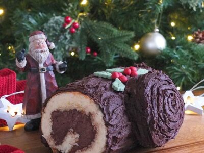 This Bûche de Noël or Christmas Log is a rather delicious festive treat, and it's easy to make too! #christmas #BuchedeNoel #swissroll #baking