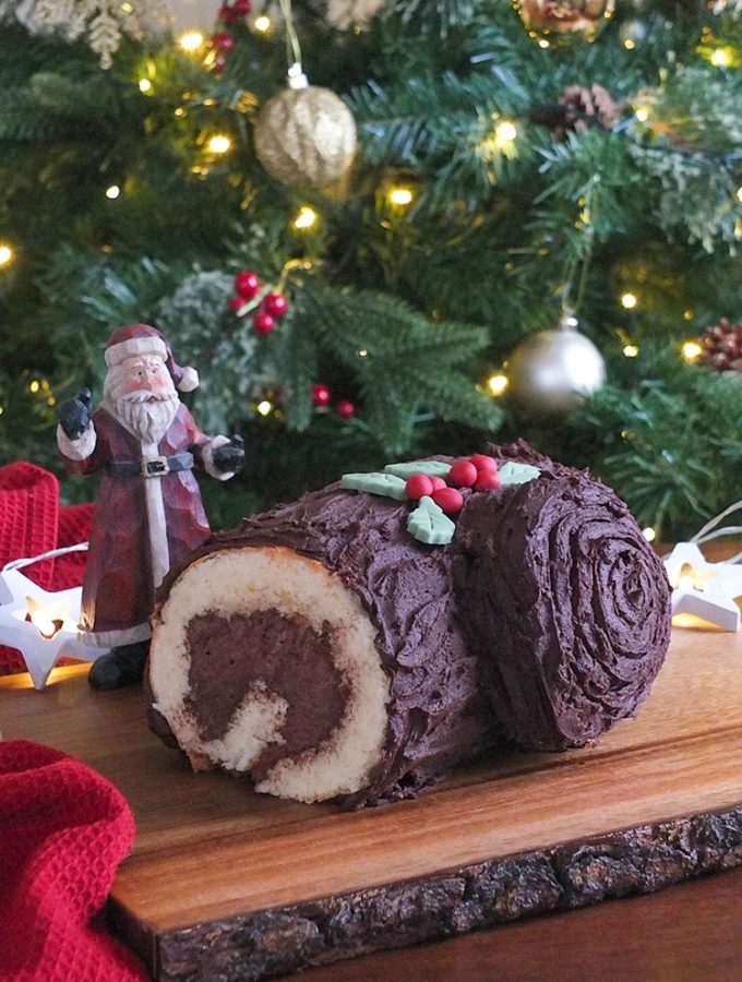 This Bûche de Noël or Christmas Log is a rather delicious festive treat, and it's easy to make too! #christmas #BuchedeNoel #swissroll #baking