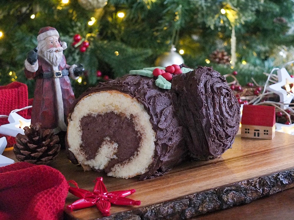 This Bûche de Noël or Christmas Log is a rather delicious festive treat, and it's easy to make too! #christmas #BuchedeNoel #swissroll #baking