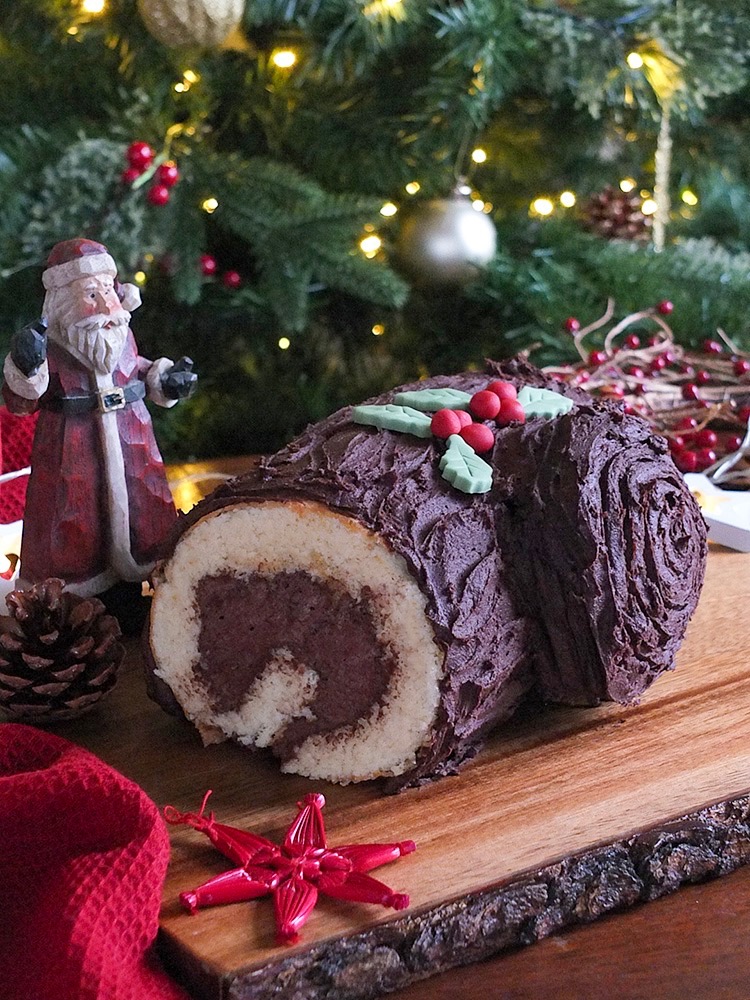 This Bûche de Noël or Christmas Log is a rather delicious festive treat, and it's easy to make too! #christmas #BuchedeNoel #swissroll #baking