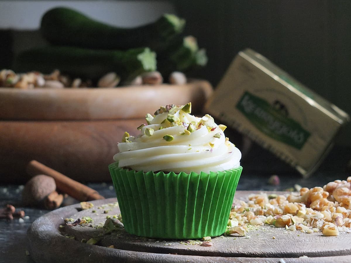 كب كيك الكوسة المتبلة مع زبدة Kerrygold في الخلفية