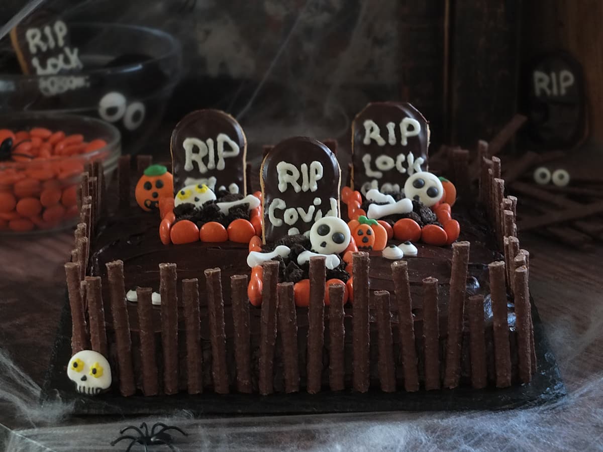 Image of a Halloween Graveyard Cake.