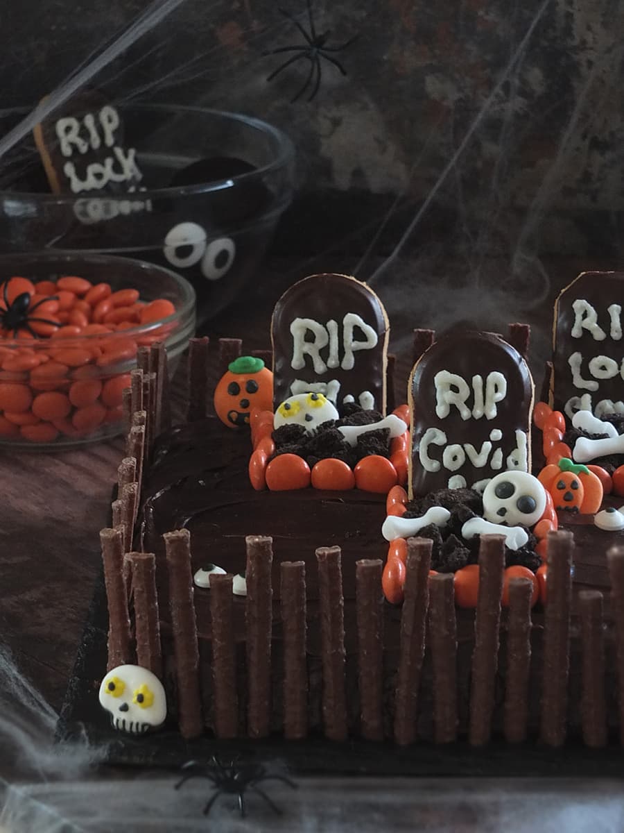 Image of a Halloween graveyard cake.