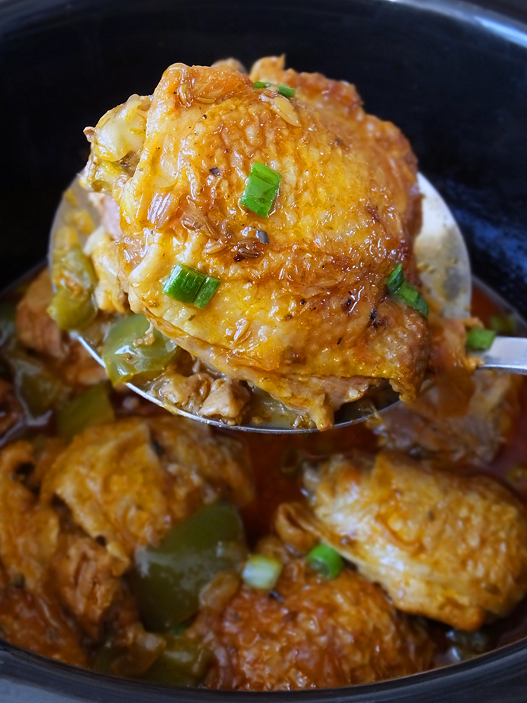 Super easy for a mid-week family meal, this slow cooker chicken recipe tastes like summer! Serve with rice and salad. #slowcooker #crockpot #slowcookerrecipe #crockpotchicken #chickenrecipe