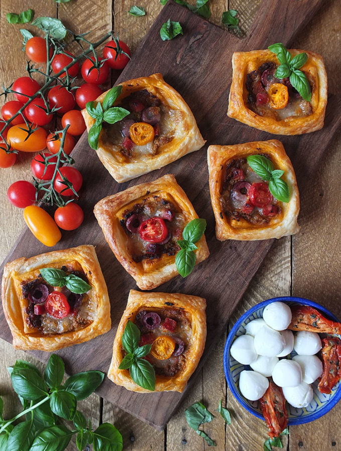 Sun-dried Tomato Pesto & Mozzarella Tarts are a perfect midweek/school day dinner. #pesto #puffpastry